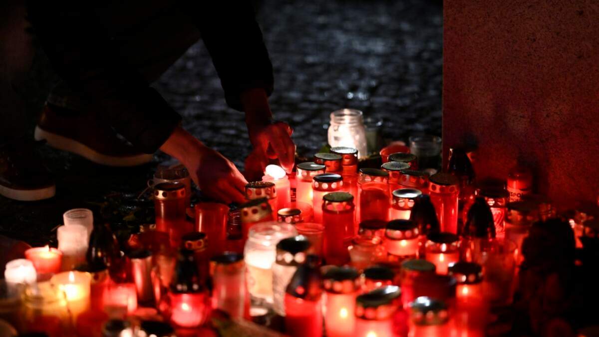 Unas velas colocadas en memoria de las víctimas del tiroteo en la Facultad de Arte de la Universidad Charles en Praga