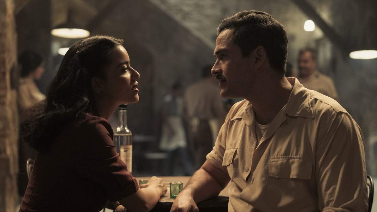 Paulina Gaitán y Alfonso Herrera en una escena de la serie