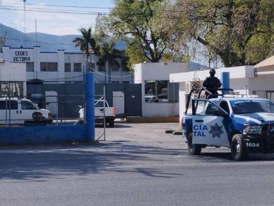 Presuntos sicarios balean la fachada del penal de Ciudad Victoria y queman el auto en que huyeron
