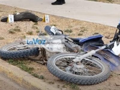 Un motociclista murió y su acompañante está grave al estrellarse contra un árbol en Plaza Huincul