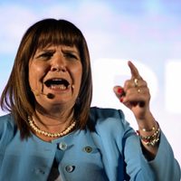 Patricia Bullrich juntó firmas del PRO en apoyo a Milei