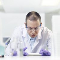 AstraZeneca trabaja en vacuna contra nuevas variantes del covid-19