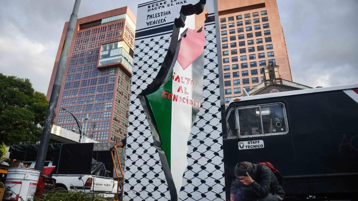 Colocan “antimonumento” como apoyo a Palestina en el Hemiciclo a Benito Juárez