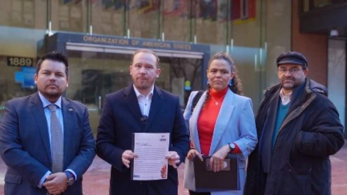El panista publicó acompañado del senador, Emilio Álvarez Icaza; la diputada federal, Mariana Gómez del Campo; y el diputado migrante, Raúl Torres