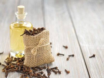 Mezclar aceite de bebé y clavos de olor: los beneficios del remedio casero de la abuela que no falla