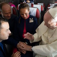 El Papa Francisco celebra una boda durante vuelo a Iquique, Chile