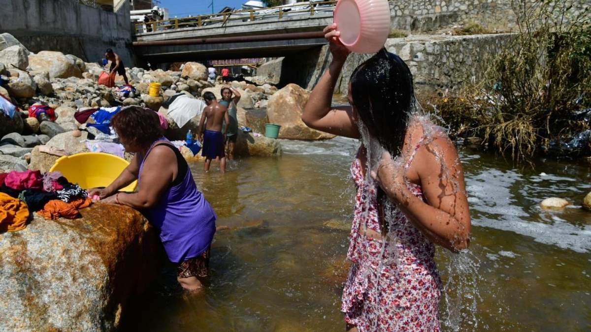Damnificados de Acapulco, en la colonia Progreso que se bañan y lavan su ropa en el Río del Camarón