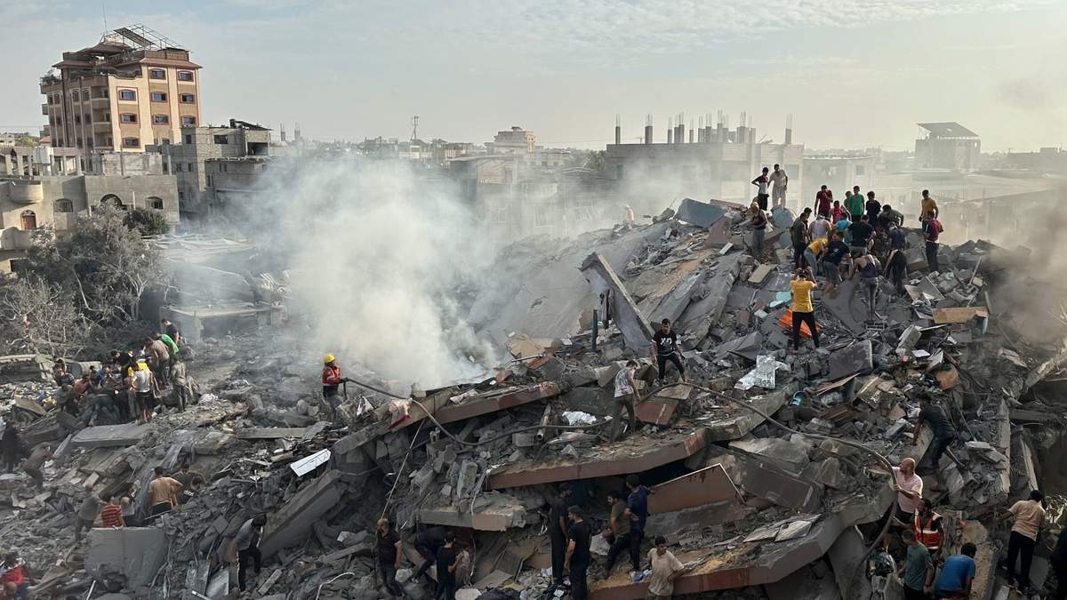 Palestinos buscan sobrevivientes tras el ataque aéreo israelí en el campo de refugiados de Nusseirat, Franja de Gaza