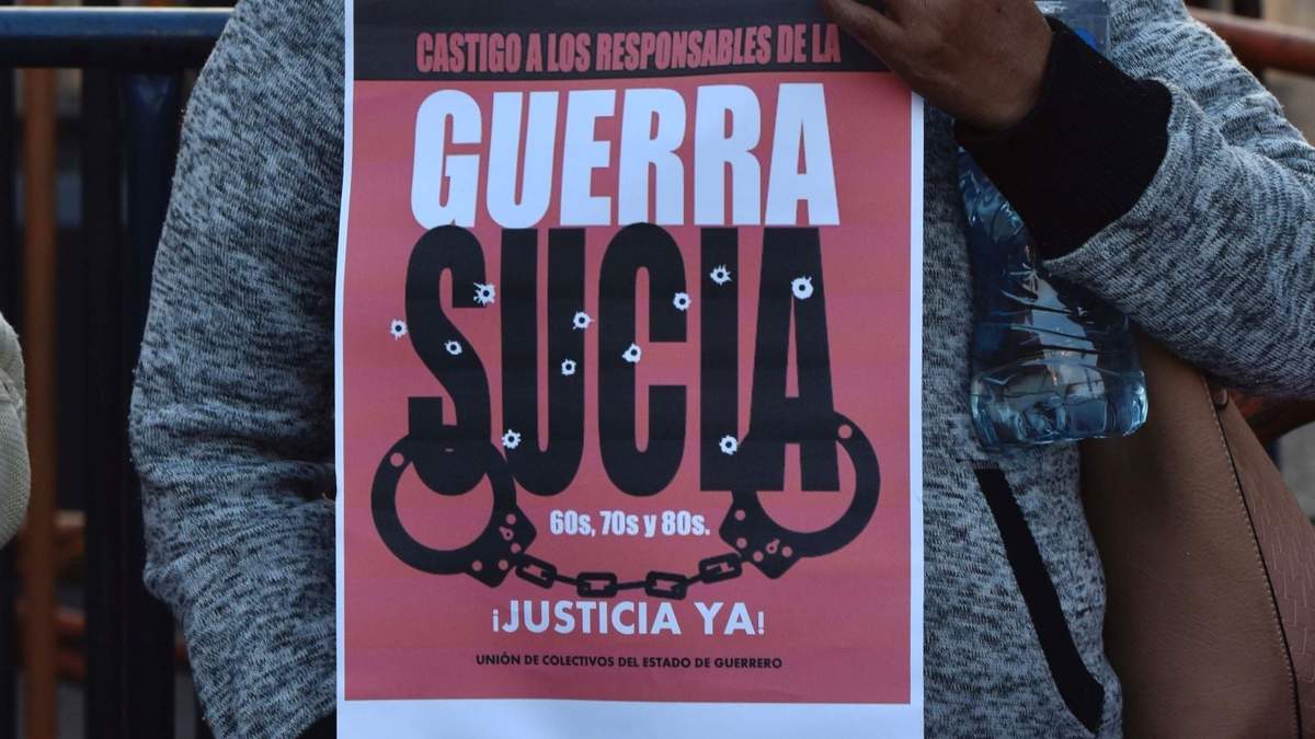 Protesta en 2003 de colectivo de familiares de desaparecidos en la guerra sucia de los 60, 70 y 80