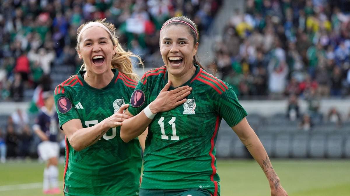 La mediocampista mexicana Lizbeth Ovalle (11) celebra su gol con la delantera Mayra Pelayo