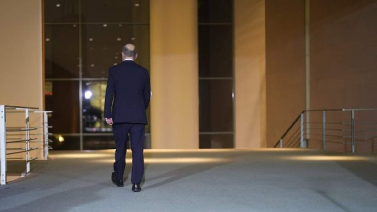 El canciller alemán, Olaf Scholz, se marcha tras una comparecencia después de una reunión con miembros del gobierno en Berlín, Alemania, el miércoles 6 de noviembre de 2024