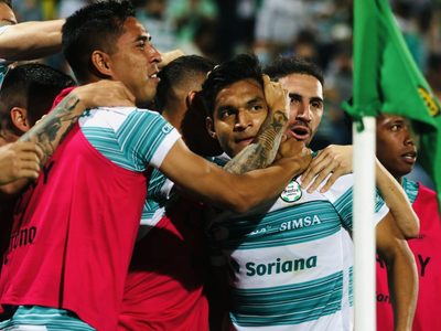 Santos viene de atrás y vence 2-1 a Rayados en la ida de los cuartos de final