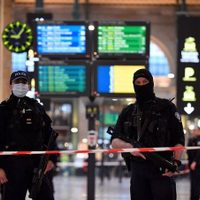 El hombre que apuñaló a seis personas en el metro de París tenía una orden de expulsión de Francia