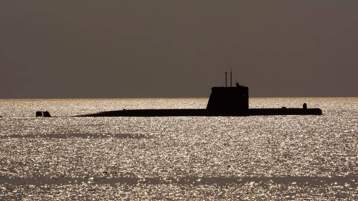 Un submarino en un ejercicio en altamar
