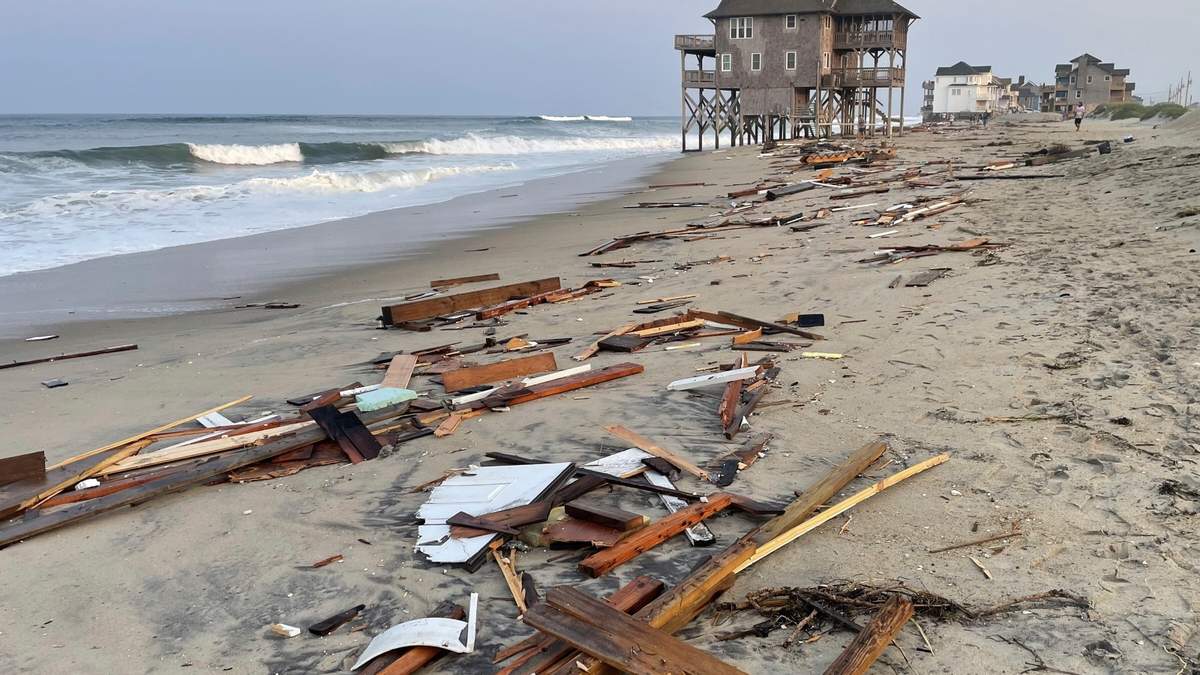 Una casa de playa desocupada que sufrió daños por los vientos y olas causadas por el huracán "Ernesto"
