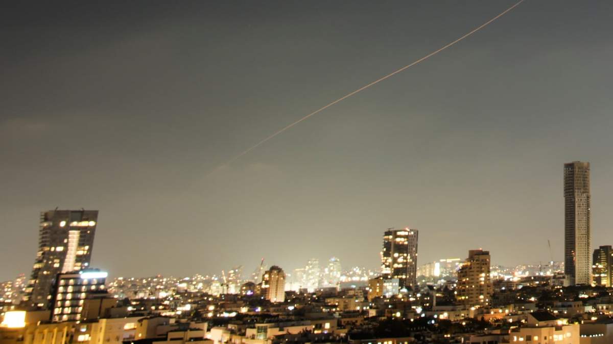 Un proyectil surca el cielo sobre el centro de Israel durante un ataque con misiles iraníes, el domingo 7 de junio de 2026