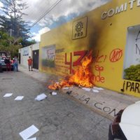 Normalistas de Ayotzinapa lanzan petardos contra oficinas del PRD en Chilpancingo