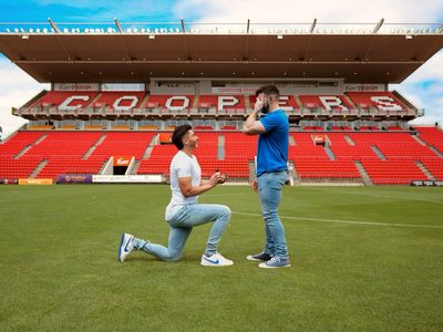 El futbolista Josh Cavallo le pide matrimonio a su novio en el estadio del Adelaide United