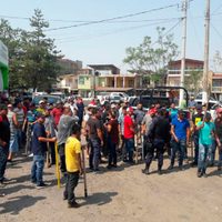 Simpatizantes de autodefensas corren a pedradas a policías de Los Reyes, Michoacán