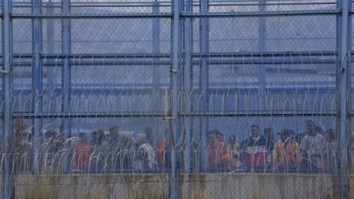 Reclusos en el patio de una prisión tras enfrentamientos con muertos en Latacunga, Ecuador, el 4 de octubre de 2022. Leandro Norero, alias "El Patrón," fue asesinado en la masacre carcelaria