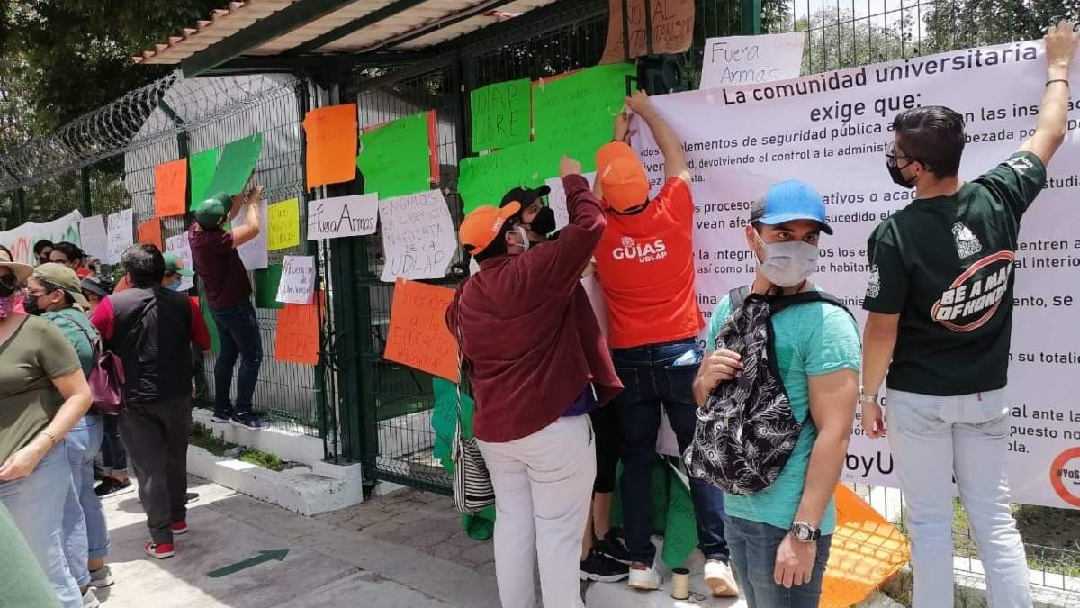Estudiantes colocaron mantas afuera del campus de la UDLAP