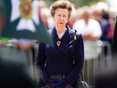 Princesa Ana de Inglaterra sufre conmoción cerebral en un accidente a caballo