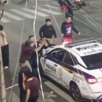Policía termina hospitalizado al ser golpeado por vecinos de Santa María la Ribera (Video)