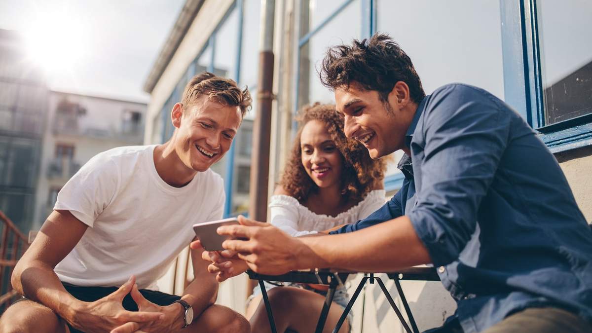 WhatsApp es el servicio de mensajería propiedad de Facebook. Fuente: (Instagram).