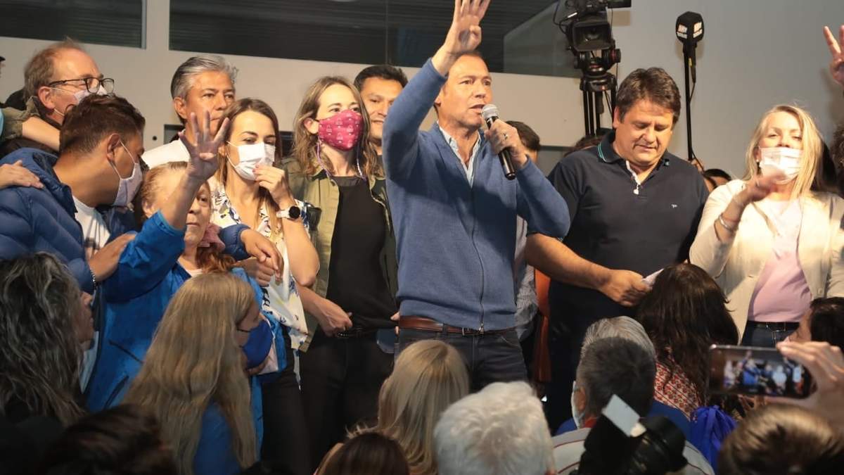 Omar Gutiérrez, en los festejos junto a Mariano Gaido. Fuente: (Twitter)