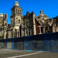 A cuatro días del 8M, blindan con vallas edificios y monumentos del Centro de la CDMX