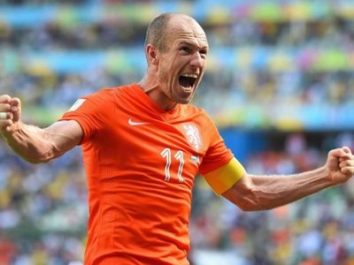 Arjen Robben vuelve al fútbol y ya posó con la camiseta de su nuevo club
