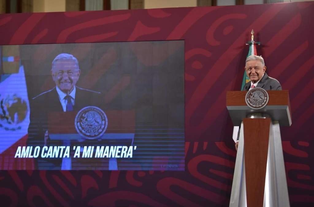 Con un presidente sonriente, entre complacido y divertido, se escuchó en Palacio Nacional la versión completa de “A mi manera” en voz de Andrés Manuel López Obrador