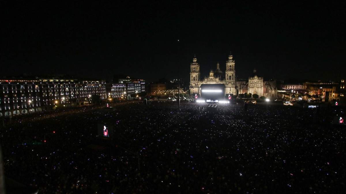 Asistencia de fans al concierto de Rosalía en el Zócalo