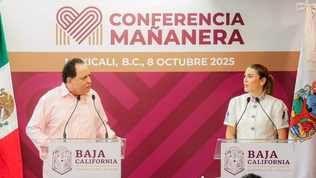 La gobernadora de Baja California, Marina del Pilar, y el secretario de Salud de Baja California, José Adrián Medina Amarillas, en la conferencia matutina del 8 de octubre de 2025