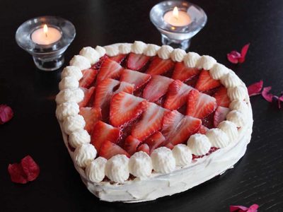 Torta de frutillas “San Valentín”: con forma de corazón, sin cocción y en pocos minutos, una receta para enamorar