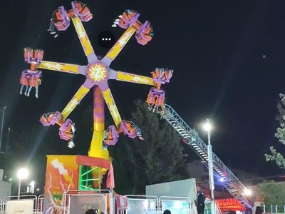 Falla juego mecánico y deja atrapadas a 18 personas en feria de Coacalco (Video)
