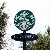 Miles de trabajadores de Starbucks inician huelga en concurrido Día del Vaso Rojo