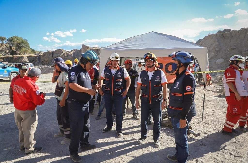 Rescatan un cuerpo en el derrumbe de una mina de arena en Amacuzac, Morelos