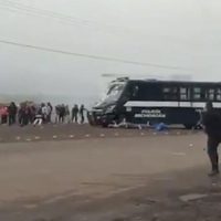 Camión de la policía atropella a normalistas en Tiripetío, Michoacán