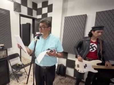 Saúl Monreal sube video cantando "Agujetas de color de rosa" con músico que usa símbolo nazi