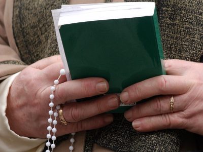 Ordenan a escuelas públicas de Oklahoma que enseñen la Biblia