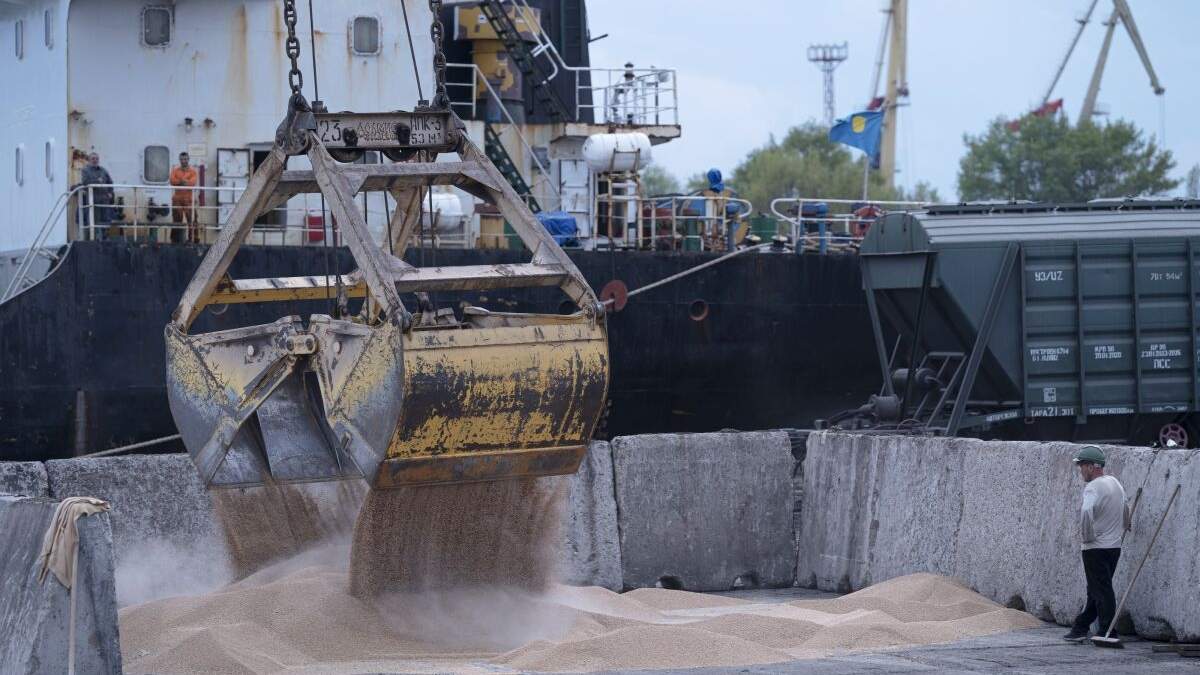 ARCHIVO - Trabajadores cargan grano en un puerto en Izmail, Ucrania, el 26 de abril de 2023. Rusia anunció el lunes 17 de julio que paralizaba su participación en el acuerdo de guerra que permitía exportar grano ucraniano, en un revés a la seguridad alimentaria global