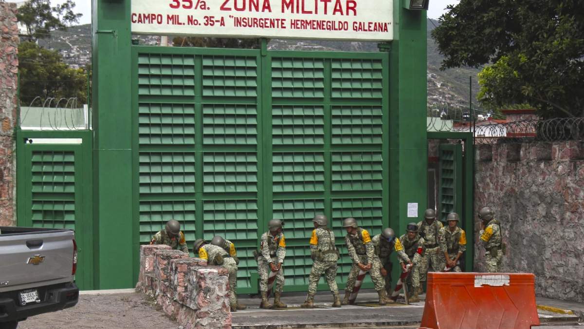 Militares en la 35 zona militar de Iguala