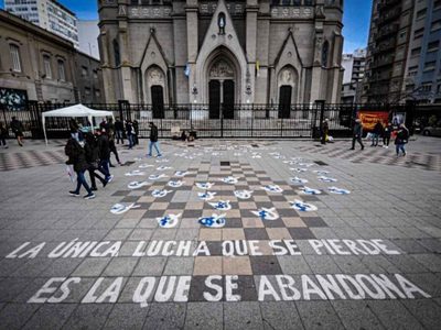 Vandalizaron los pañuelos de Madres y Abuelas de Plaza de Mayo