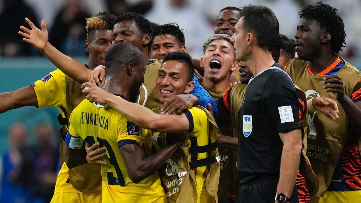 Los compañeros de equipo abrazan al Ecuador Enner Valencia después de que anotara el segundo gol de su equipo contra Qatar durante un partido de fútbol del grupo de la Copa del Mundo A en el Estadio Al Bayt en Al Khor, Qatar