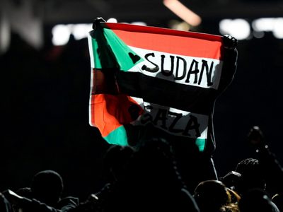 Artista del Super Bowl detenido tras desplegar bandera sudanesa-palestina