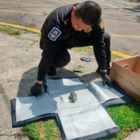Dejan una granada de fragmentación sobre la banqueta en Lomas de Chapultepec