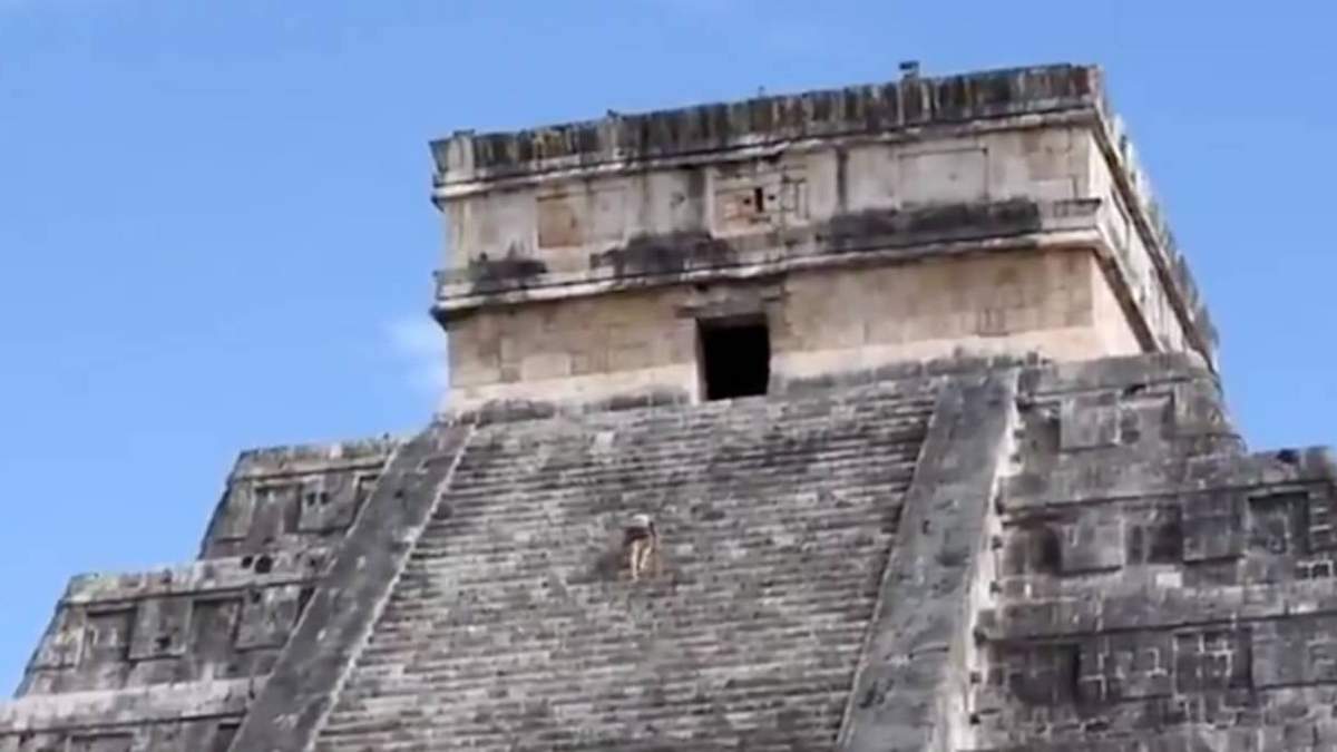 El momento en el que la mujer casi alcanza la cima de la pirámide