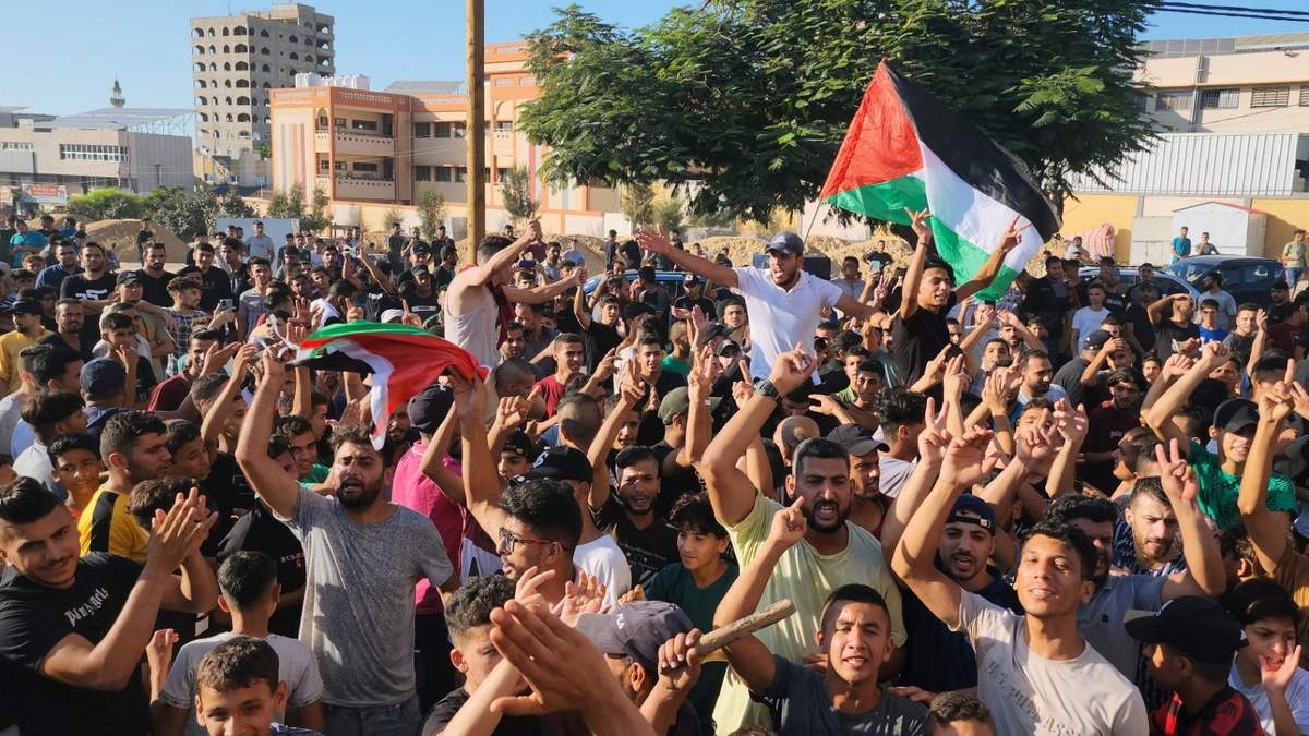 Manifestantes palestinos protestan por los apagones crónicos y las complicadas condiciones de vida en Gaza