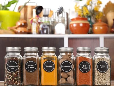 Si encontrás 3 botellas de vidrio que hagan juego, no las tires: creá estos fabulosos especieros con mucha onda